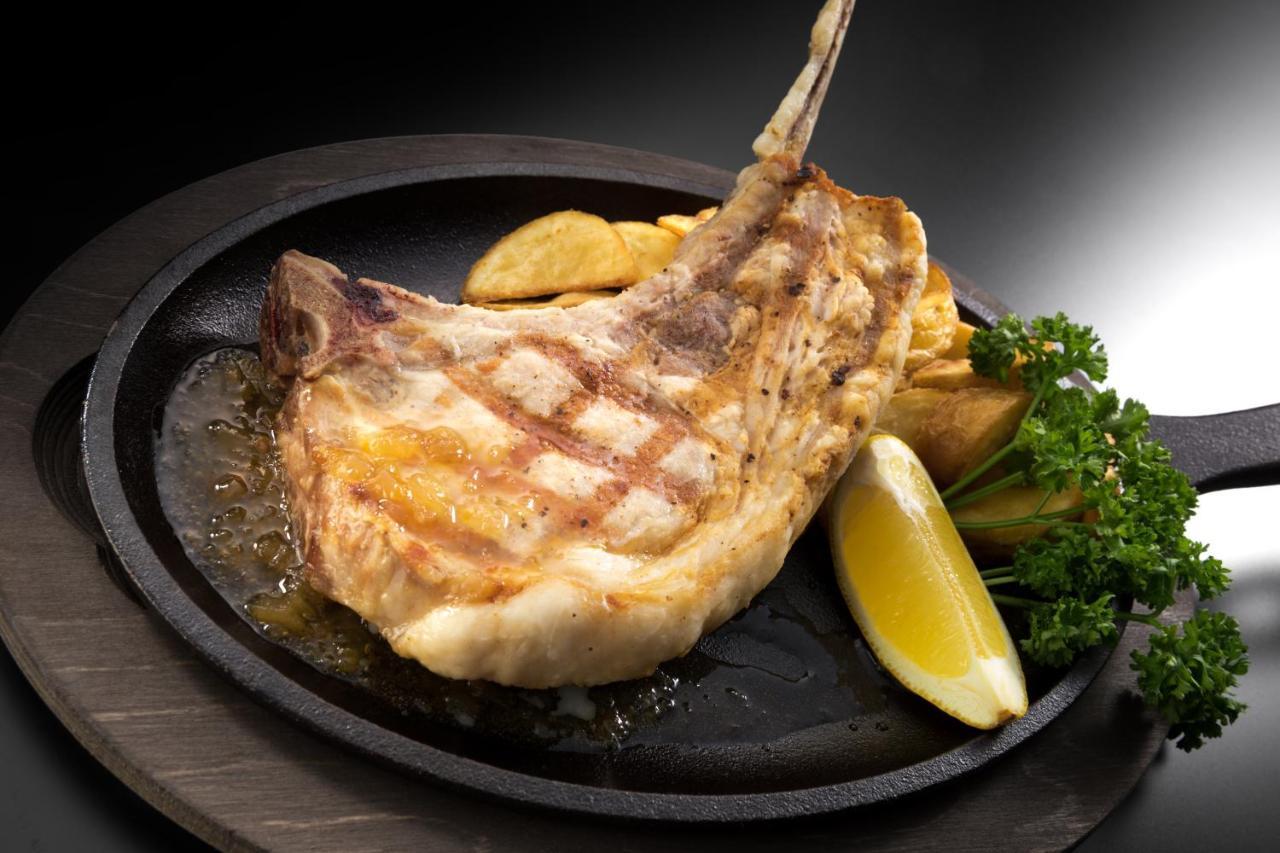 Hewitt Resort Νάχα Εξωτερικό φωτογραφία A grilled pork chop