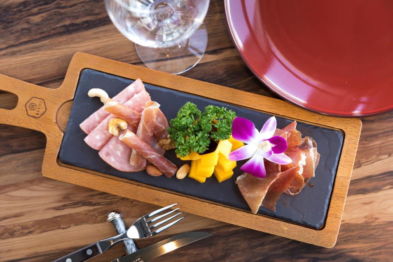 Hewitt Resort Νάχα Εξωτερικό φωτογραφία A serving of cured meat